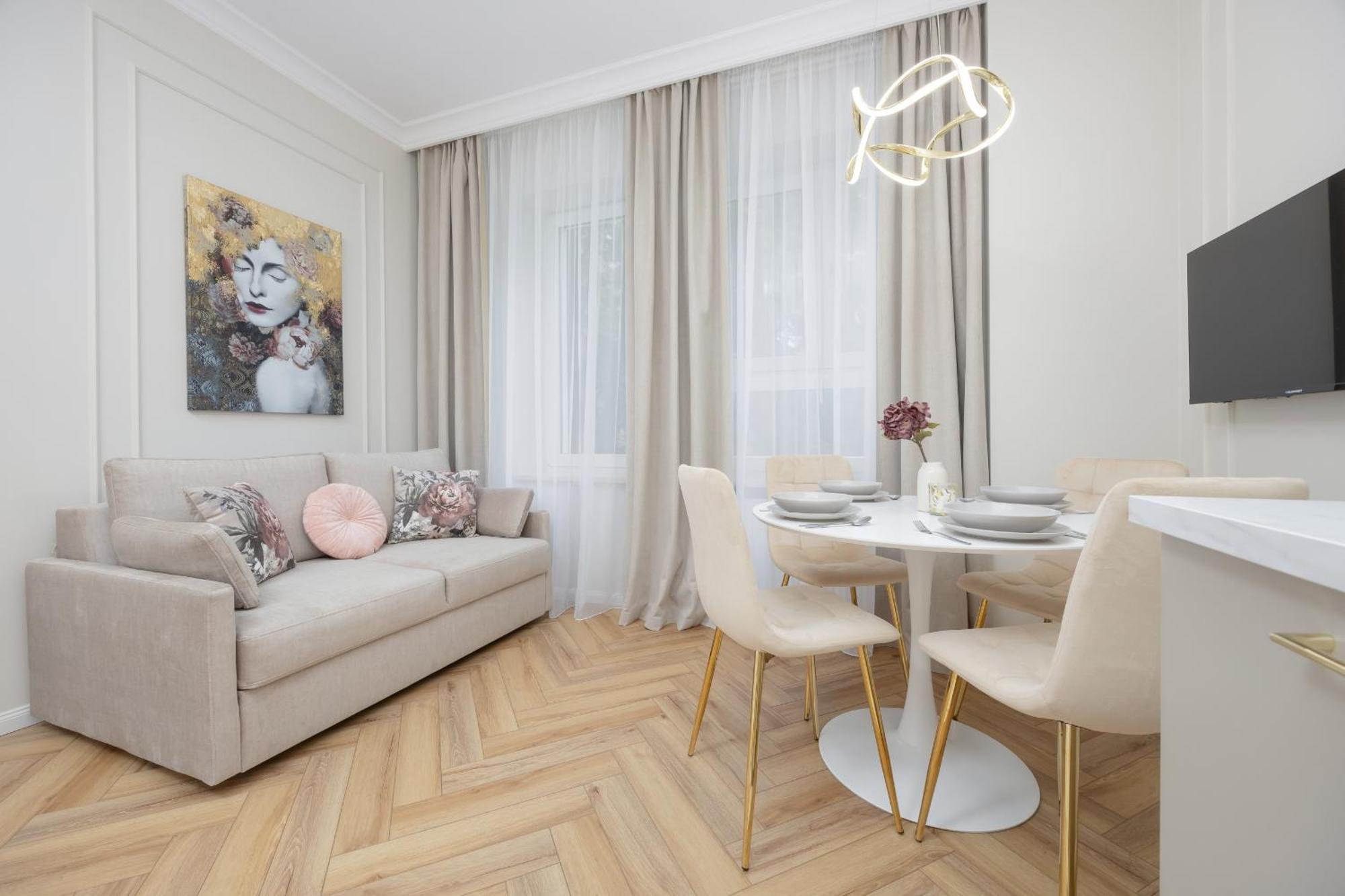 Appartamento Elegant Grojecka In By Renters *