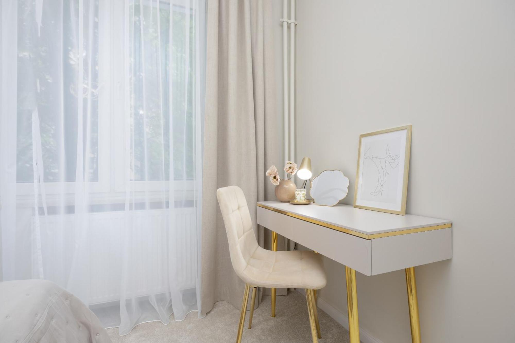 Elegant Grojecka In By Renters Apartament