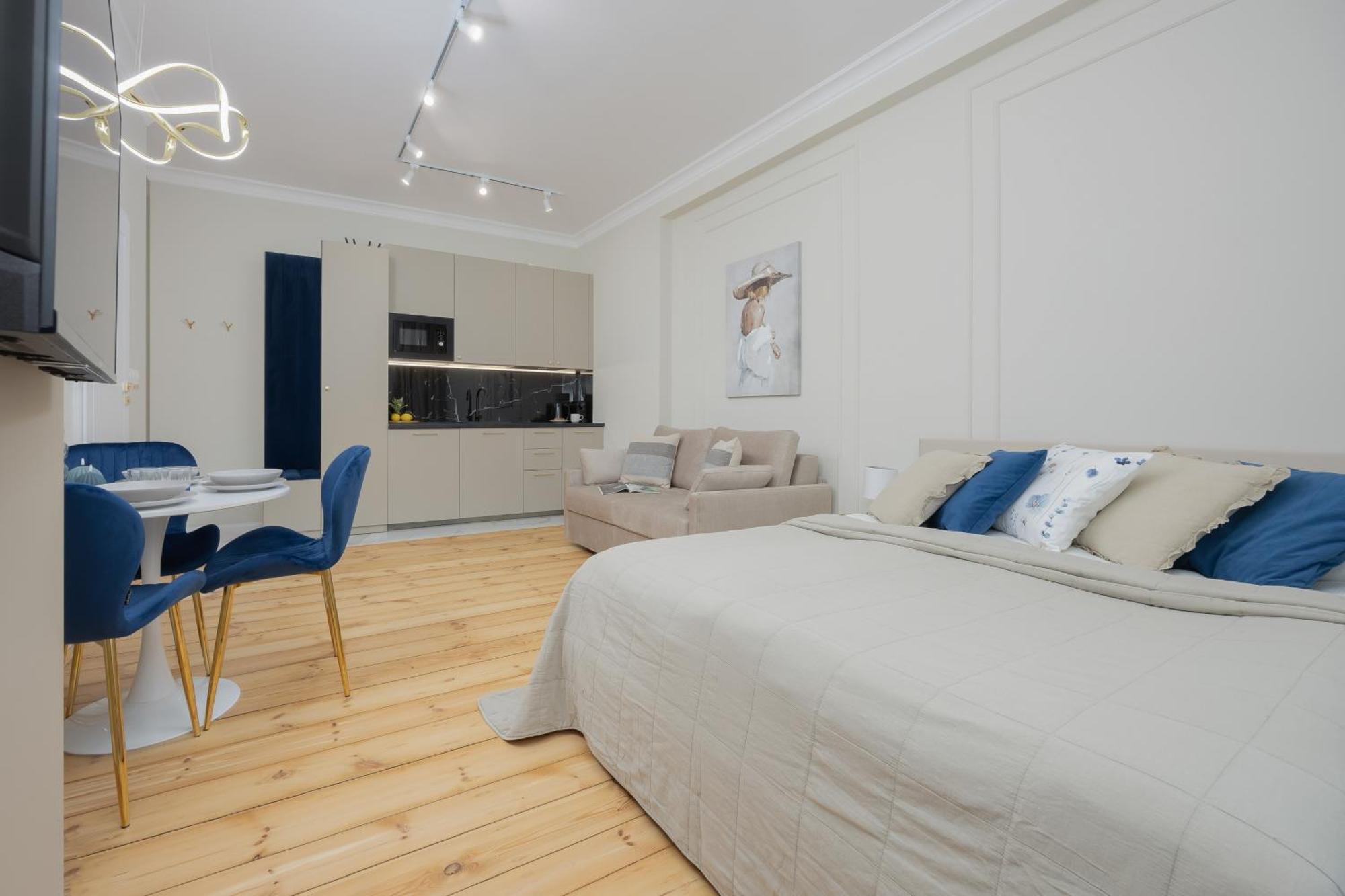 Elegant Grojecka In By Renters * Varsavia