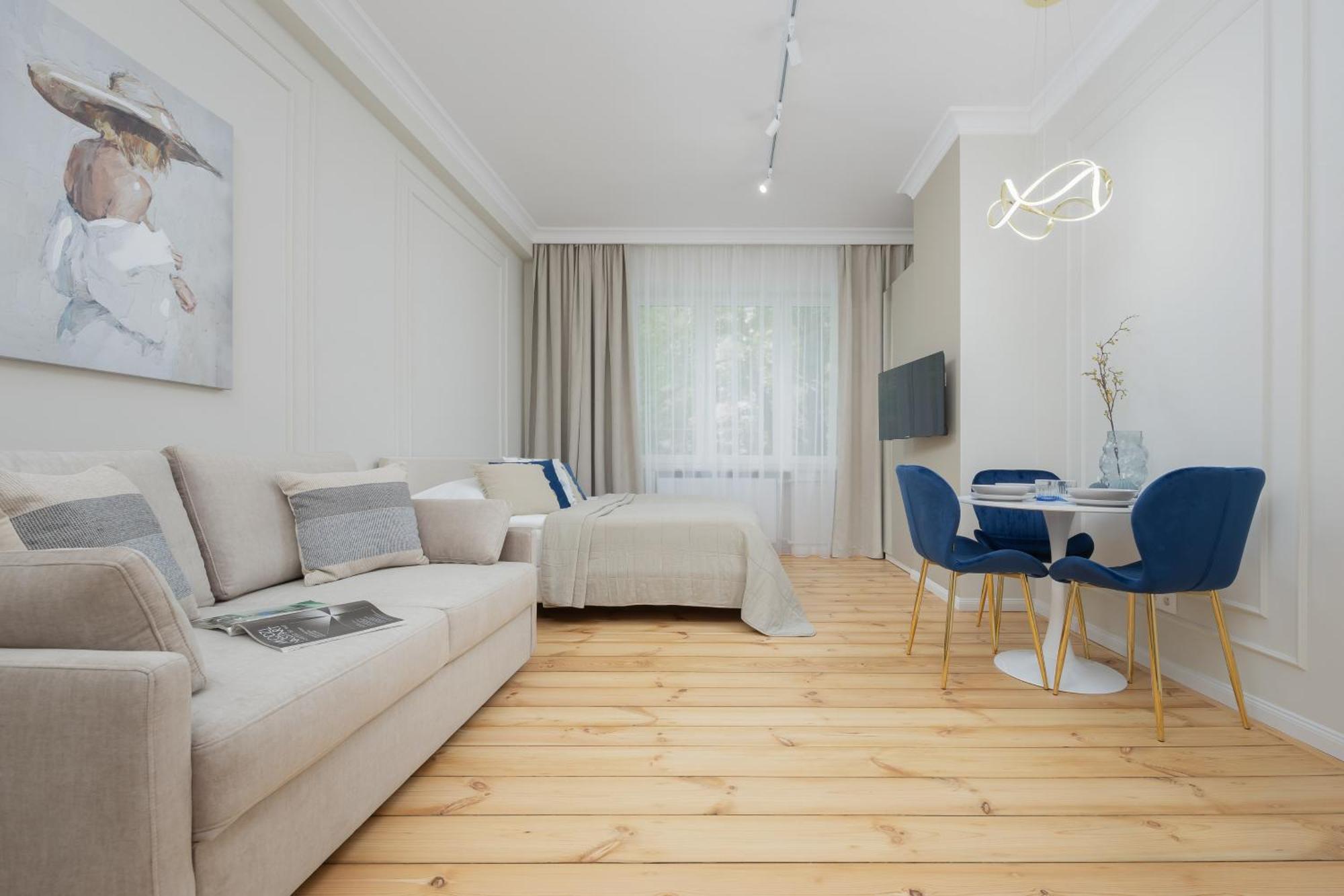 Elegant Grojecka In By Renters * Varsavia