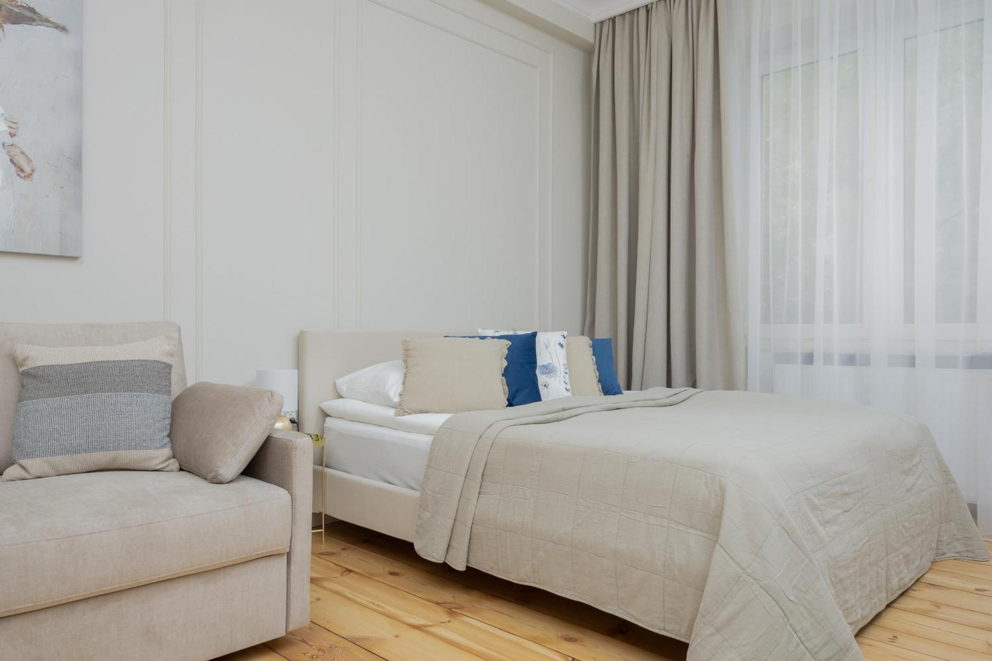 Elegant Grojecka In By Renters Varsavia