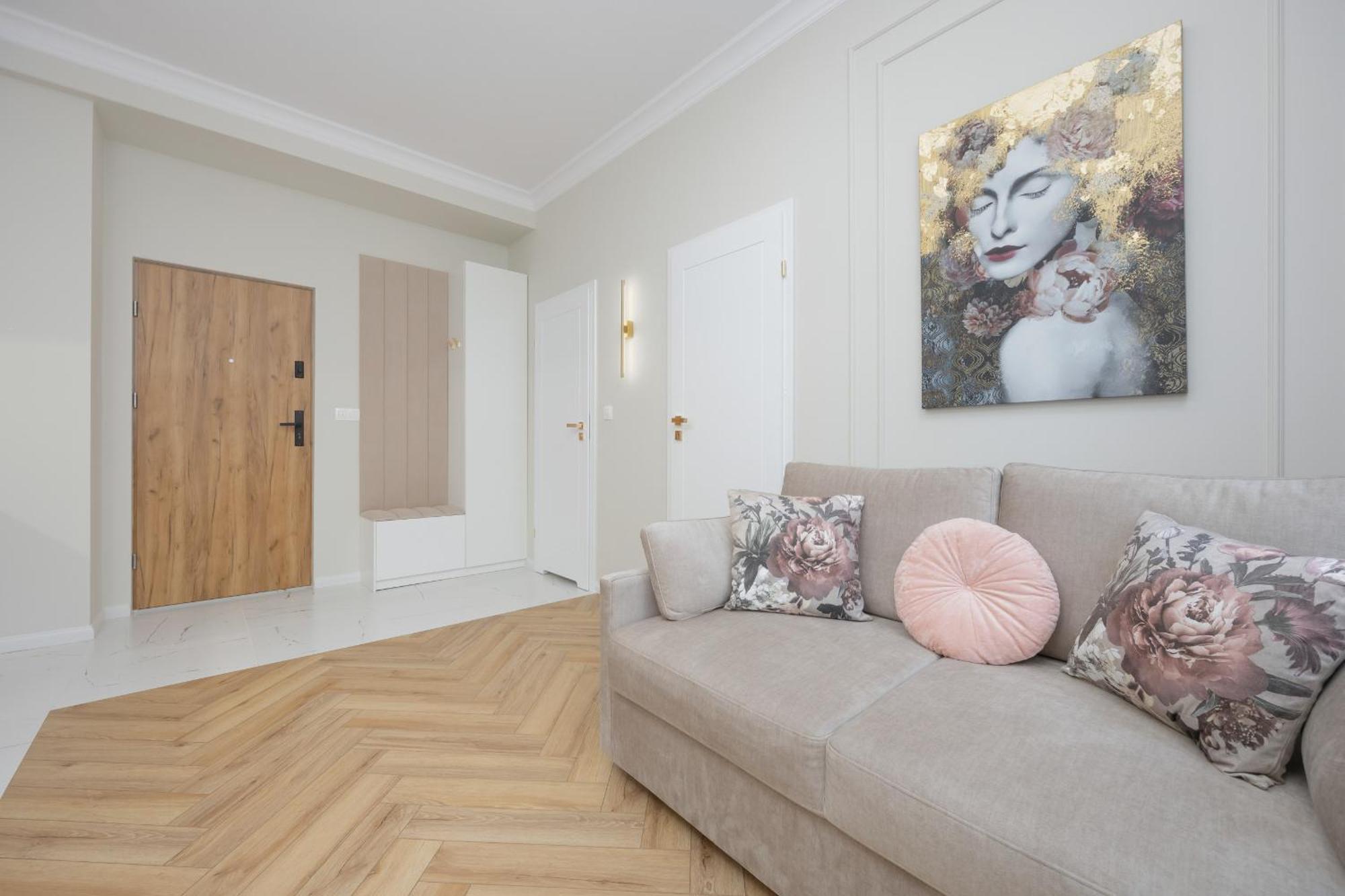 Elegant Grojecka In By Renters * Warszawa